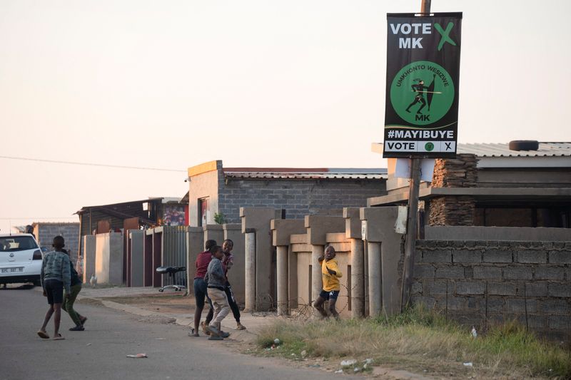 &copy; Reuters. Children play near a poster for the uMkhonto weSizwe party in the township Botleng in Delmas, South Africa May 30, 2024. REUTERS/Ihsaan Haffejee