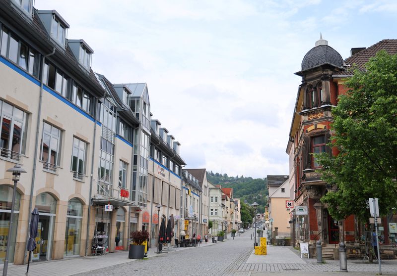 © Reuters. General view of a street in Sonneberg, Germany, May 21, 2024. Shortly after the far-right Alternative for Germany party (AFD) won its first governing post in the eastern district of Sonneberg last June, state funding for civic education projects including the ones about the Holocaust faced the chop. REUTERS/Karina Hessland-Wissel