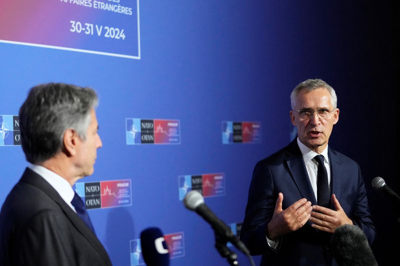 © Reuters. United States Secretary of State Antony Blinken and NATO Secretary General Jens Stoltenberg speak with the media prior to a meeting of NATO foreign ministers at the Czernin Palace, in Prague, Czech Republic, May 31, 2024. Peter David Josek/Pool via REUTERS