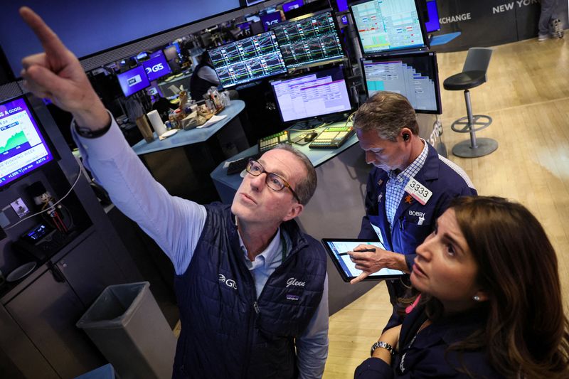 &copy; Reuters. FILE PHOTO: Traders work on the floor at the New York Stock Exchange (NYSE) in New York City, U.S., April 26, 2024.  REUTERS/Brendan McDermid/File Photo