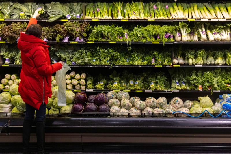 © Reuters. A person shops for vegetables at a supermarket in Manhattan, New York City, U.S., March 28, 2022. REUTERS/Andrew Kelly