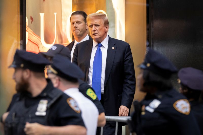 © Reuters. Former U.S. President Donald Trump's looks on following the announcement of the verdict of his criminal trial over charges that he falsified business records to conceal money paid to silence porn star Stormy Daniels in 2016, outside Trump Tower, in New York City, U.S. May 30, 2024. REUTERS/Andrew Kelly