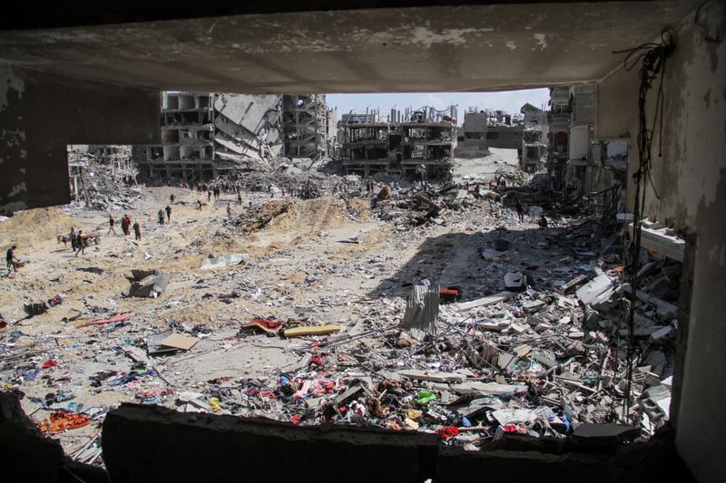 &copy; Reuters. Edifici distrutti, dopo che le forze israeliane si sono ritirate da una parte del campo profughi di Jabalia, a seguito di un raid, nel nord della Striscia di Gaza, 30 maggio 2024. REUTERS/Mahmoud Issa