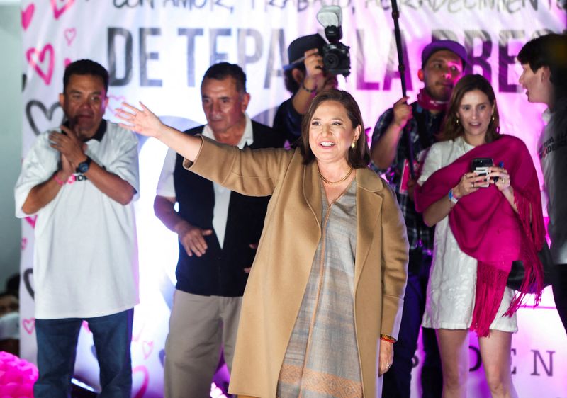 © Reuters. FILE PHOTO: Mexico's opposition presidential candidate Xochitl Galvez waves during a visit to her hometown Tepatepec to close her campaign activities, ahead of the June 2 general election, in Mexico, May 29, 2024. REUTERS/Luis Cortes/File Photo