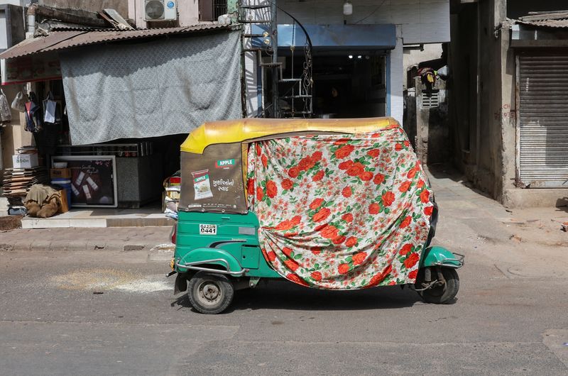 &copy; Reuters. Veículo protegido durante onda de calor em Ahmedabad, na Índian 30/5/2024   REUTERS/Amit Dave