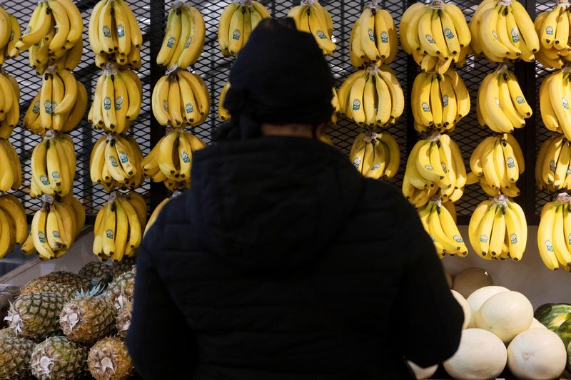 &copy; Reuters. A person shops in a supermarket selling fruit and vegetables in Manhattan, New York City, U.S., March 28, 2022. REUTERS/Andrew Kelly