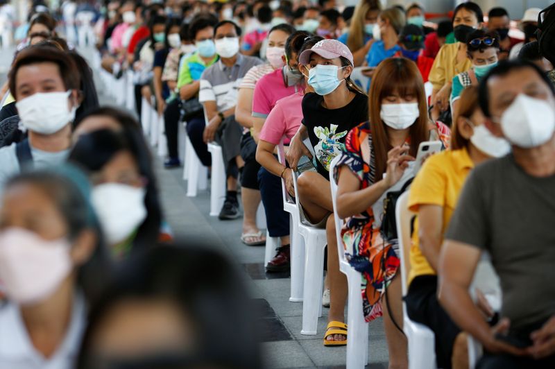 &copy; Reuters. Pessoas aguardam para serem vacinadas contra Covid-19 em  Bangkok, na Tailândian10/01/2022nREUTERS/Soe Zeya Tun