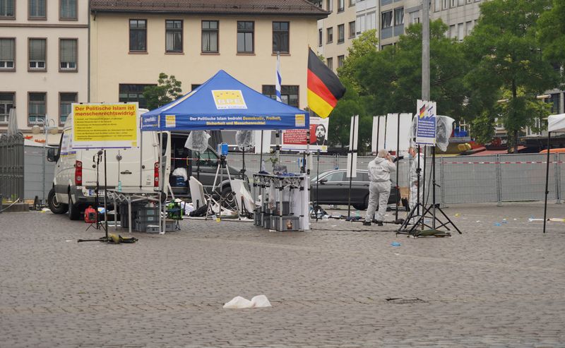 © Reuters. Police investigators work at the scene where a bearded man attacked people at a far right-wing information stand of the Buergerbewegung Pax Europe (BPE) in the central market of the city of Mannheim, Germany, May 31, 2024. REUTERS/Timm Reichert