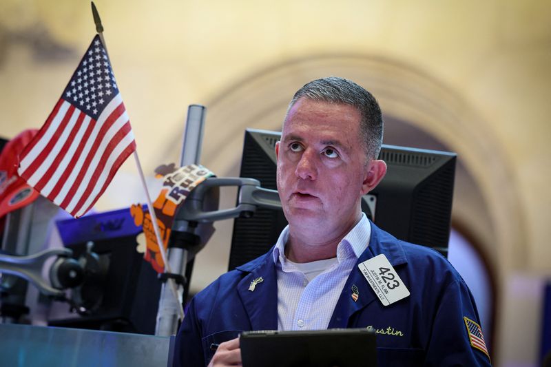 © Reuters. A trader works on the floor at the New York Stock Exchange (NYSE) in New York City, U.S., April 25, 2024. REUTERS/Brendan McDermid