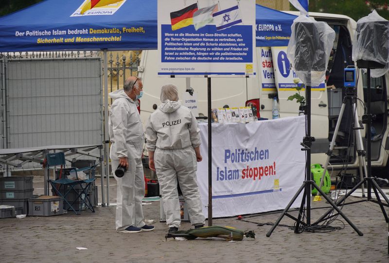 &copy; Reuters. Investigadores da polícia alemã trabalham no local onde um homem atacou pessoas em manifestação de extrema-direita em Mannheimn31/05/2024nREUTERS/Timm Reichert