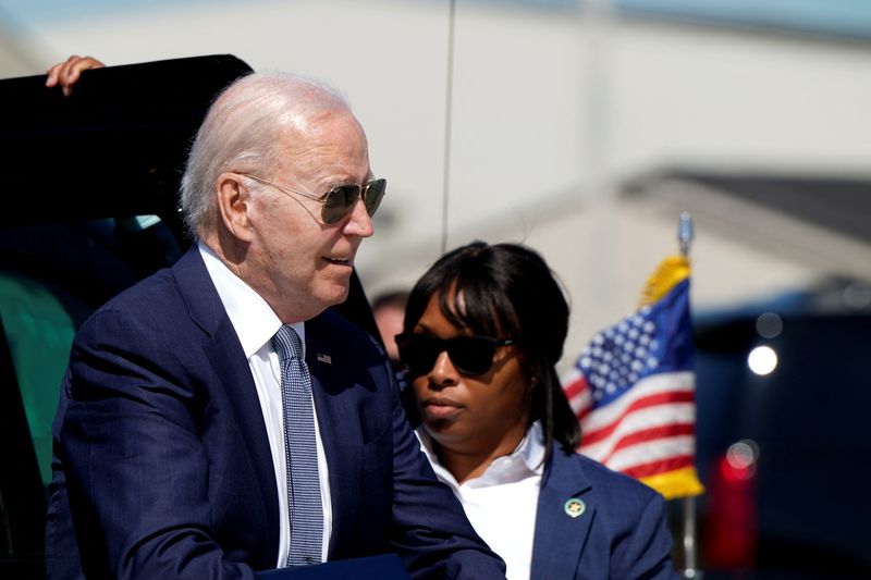 © Reuters. U.S. President Joe Biden arrives to board Air Force One at Dover Air Force Base, Dover, Delaware, U.S., May 31, 2024. REUTERS/Elizabeth Frantz