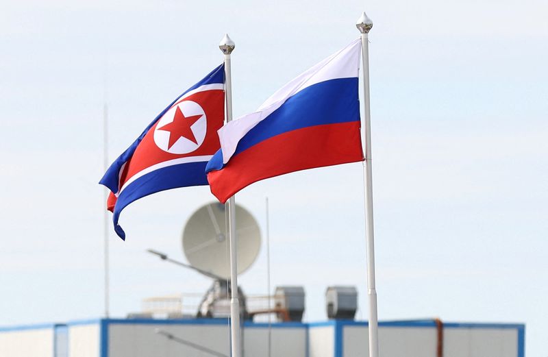 © Reuters. Bandeiras da Rússia e Coreia do Norte 
13/09/2023
Sputnik/Artem Geodakyan/Pool via REUTERS