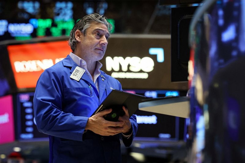 © Reuters. Traders work on the floor at the New York Stock Exchange (NYSE) in New York City, U.S., May 15, 2024.  REUTERS/Brendan McDermid