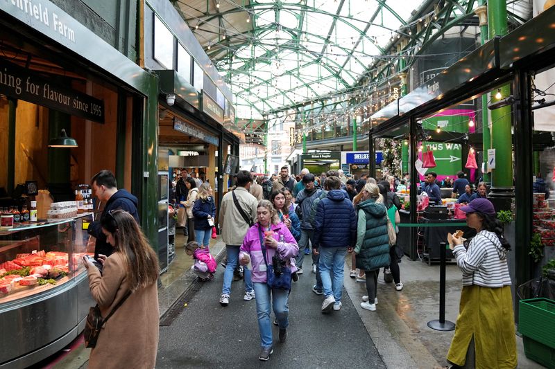 © Reuters. FILE PHOTO: People walk past food stands and market stalls in a Borough Market in London, Britain May 22, 2024. REUTERS/Maja Smiejkowska/File Photo