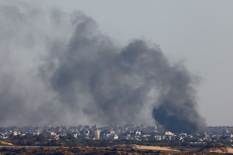 © Reuters. FILE PHOTO: Smoke rises following an explosion in Gaza, amid the ongoing conflict between Israel and the Palestinian Islamist group Hamas, near the Israel-Gaza border, as seen from Israel, May 30, 2024. REUTERS/Amir Cohen/File Photo