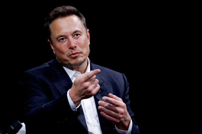© Reuters. FILE PHOTO: Elon Musk, CEO of SpaceX and Tesla and owner of X, formerly known as Twitter, gestures as he attends the Viva Technology conference on innovation and startups at the Porte de Versailles exhibition centre in Paris, France, June 16, 2023. REUTERS/Gonzalo Fuentes/File Photo