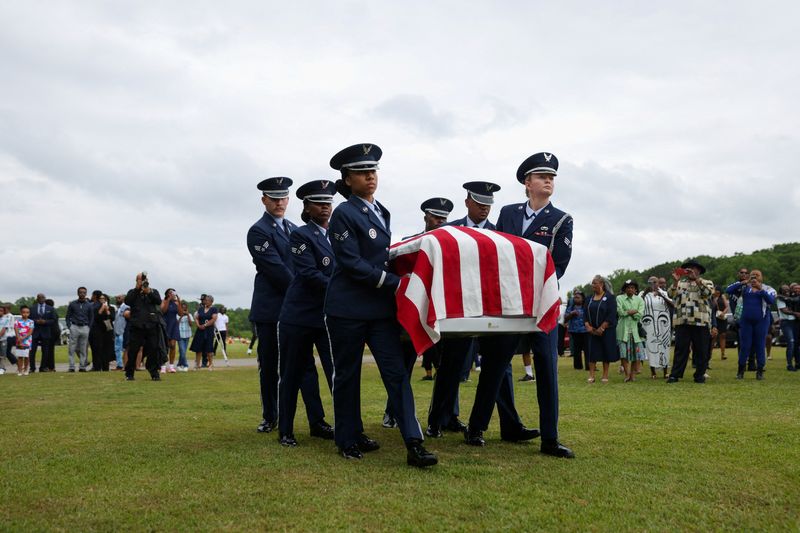 &copy; Reuters. FILE PHOTO: Members of the U.S. Air Force carry a coffin of U.S. Airman Roger Fortson, who was shot and killed by police in Florida, during the graveside service at Lincoln Cemetery in Atlanta, Georgia, U.S., May 17, 2024. REUTERS/Alyssa Pointer/File Phot