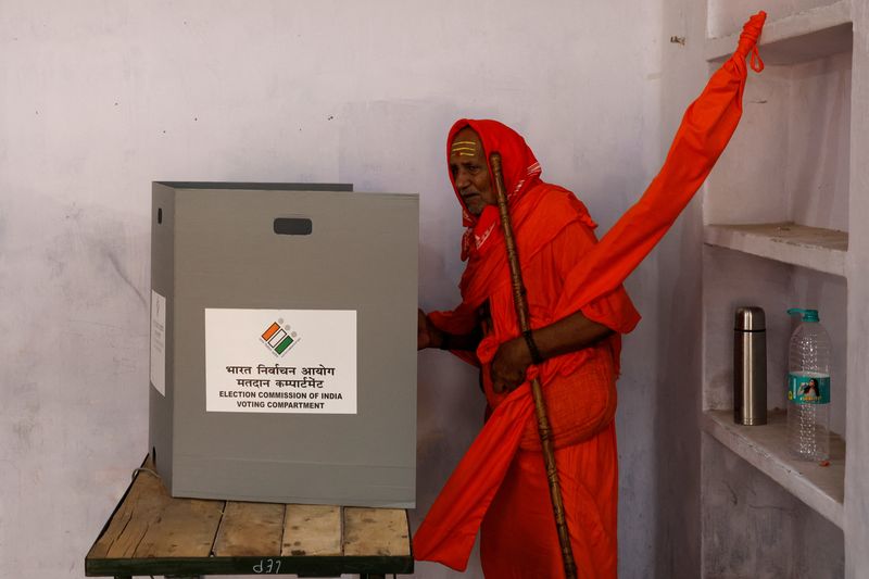 &copy; Reuters. A Sadhu or a Hindu holy man casts his vote inside a polling station during the seventh and last phase of India's general election in Varanasi, India, June 1, 2024. REUTERS/Priyanshu Singh