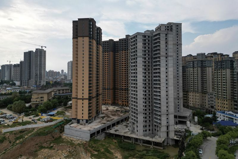 © Reuters. FILE PHOTO: An aerial view shows unfinished residential buildings of the Gaotie Wellness City complex in Tongchuan, Shaanxi province, China September 12, 2023. REUTERS/Xiaoyu Yin/File Photo
