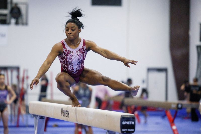 © Reuters. FILE PHOTO: Simone Biles runs through a portion of her beam routine during the second day of a two-day media event with the USA Gymnastics team ahead of the 2024 Olympics in Katy, Texas, U.S. February 5, 2024.  REUTERS/Kaylee Greenlee Beal/File Photo