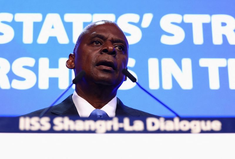 © Reuters. U.S. Defense Secretary Lloyd Austin speaks at the Shangri-la Dialogue in Singapore June 1, 2024. REUTERS/Edgar Su