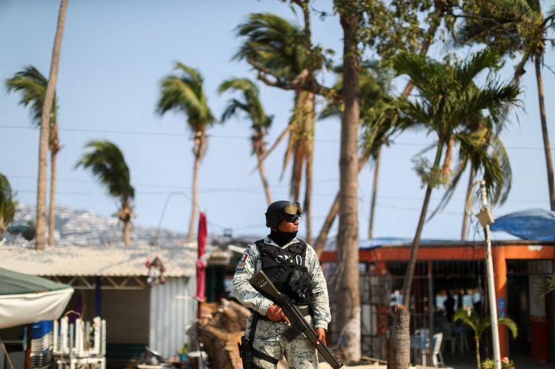 &copy; Reuters. FILE PHOTO: A member of the National Guard stands guard at a crime scene where two people were shot in Acapulco, Mexico, May 7, 2024. REUTERS/Raquel Cunha/File Photo