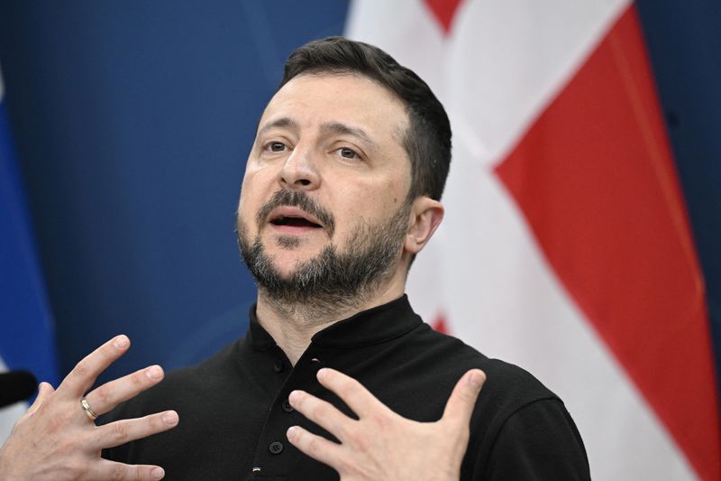 © Reuters. Ukrainian President Volodymyr Zelenskiy speaks at the press conference during the Nordic summit in Stockholm, Sweden, May 31, 2024. TT News Agency/Fredrik Sandberg/via REUTERS