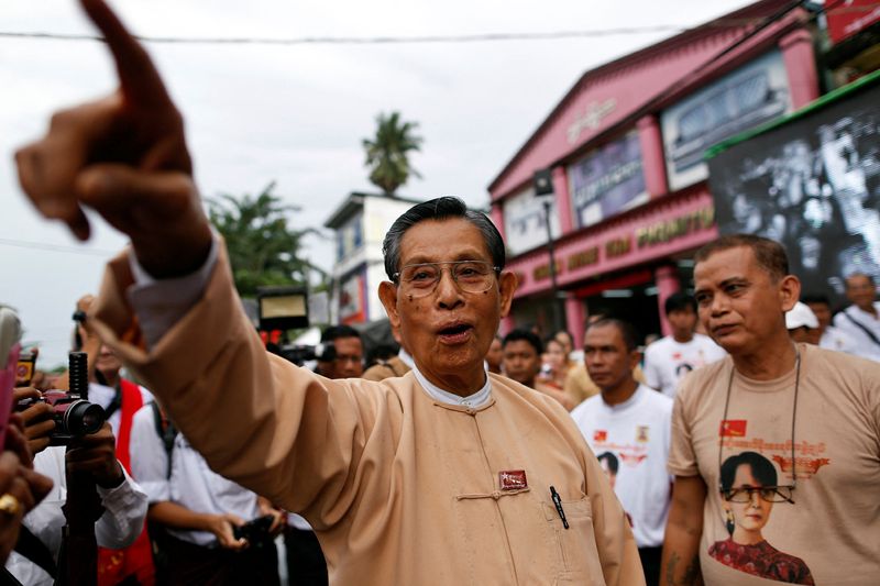 © Reuters. FILE PHOTO: Tin Oo (C), a patron of the National League for Democracy (NLD), points out other party members at a ceremony to mark the 25th anniversary of the founding of the NLD at the political party's head office in Yangon September 27, 2013. REUTERS/Soe Zeya Tun/File Photo