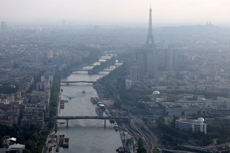 &copy; Reuters. FILE PHOTO: An aerial view shows the Eiffel Tower, the Seine River and the Paris skyline, France, June 19, 2023. REUTERS/Stephanie Lecocq/File Photo