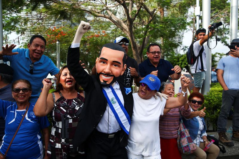 © Reuters. A person wears a mask depicting President of El Salvador Nayib Bukele, on the day of his swearing-in ceremony for the second term, in San Salvador, El Salvador June 1, 2024. REUTERS/Jose Cabezas