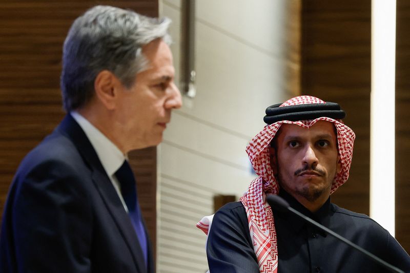 © Reuters. FILE PHOTO: U.S. Secretary of State Antony Blinken and Qatar's Prime Minister and Foreign Minister Sheikh Mohammed bin Abdulrahman Al Thani attend a press conference, during Blinken's week-long trip aimed at calming tensions across the Middle East, in Doha, Qatar, January 7, 2024. REUTERS/Evelyn Hockstein/Pool/File Photo