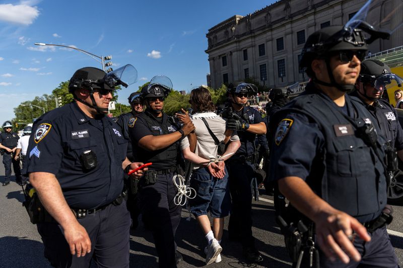 © Reuters. A Pro-Palestinian protestor is detained by New York Police Officers in front of the Brooklyn Museum during a protest, amid the ongoing conflict between Israel and the Palestinian Islamist group Hamas, in the Brooklyn borough of New York City, U.S., May 31, 2024.   REUTERS/Eduardo Munoz