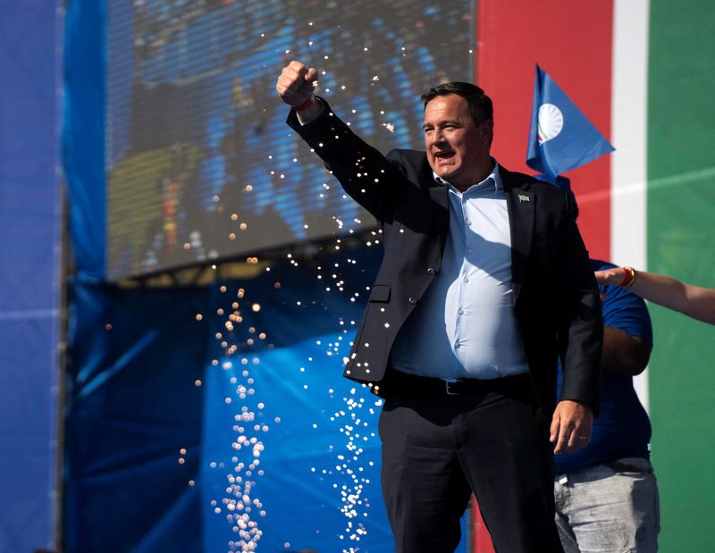 © Reuters. FILE PHOTO: John Steenhuisen, the leader of the Democratic Alliance, attends an election rally in Benoni, South Africa May 26, 2024. REUTERS/Ihsaan Haffejee/File Photo