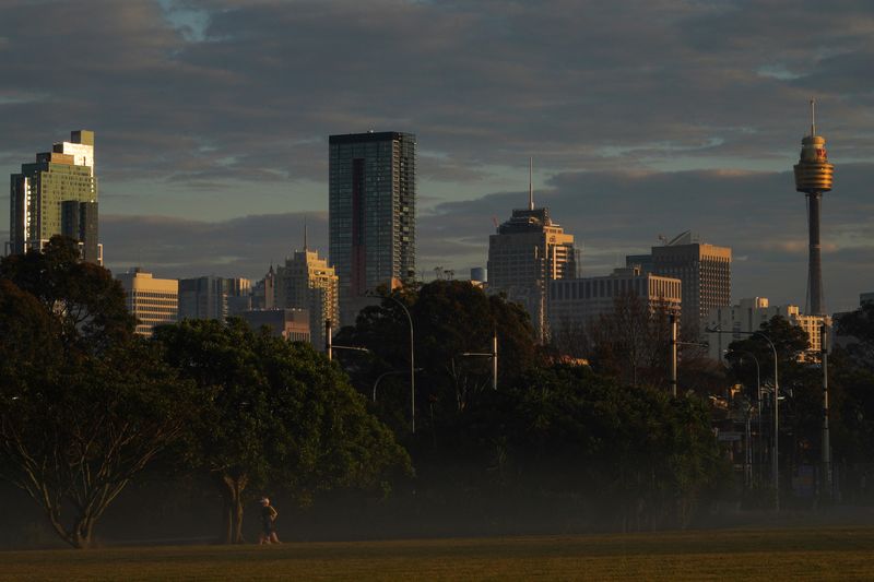 © Reuters. Runners jog through a park in front of the city skyline at sunrise in Sydney, Australia, August 28, 2022. REUTERS/Loren Elliott/File Photo