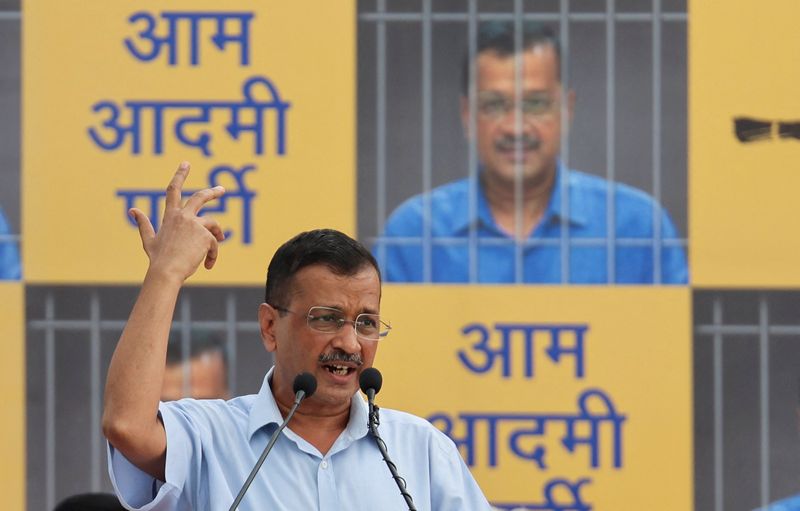 © Reuters. Delhi Chief Minister Arvind Kejriwal addresses supporters and members of the Aam Aadmi Party (AAP) at the party's headquarters before he leaves to surrender himself to jail authorities, after interim bail granted by the Supreme Court in a liquor policy case came to an end, in New Delhi, India, June 2, 2024. REUTERS/Anushree Fadnavis