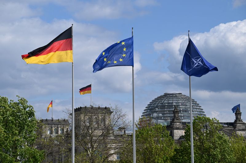 © Reuters. FILE PHOTO: German, the UE and NATO flags flutter on the day German Chancellor Olaf Scholz and NATO Secretary-General Jens Stoltenberg hold a press conference, outside the lower house of German parliament, in Berlin, Germany, April 26, 2024. REUTERS/Annegret Hilse/File Photo