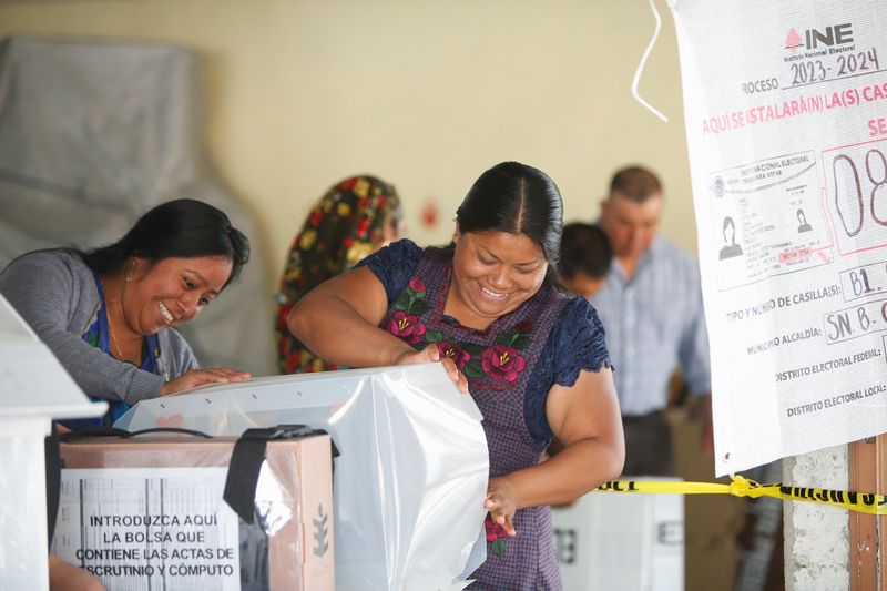 © Reuters. Poll workers prepare at a polling station on the day of general elections, in San Bartolome Quialana, Mexico June 2, 2024. REUTERS/Jorge Luis Plata