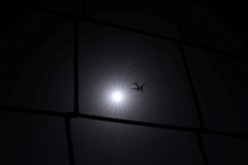 &copy; Reuters. FLE PHOTO: A Qatar Airways plane flies over Dubai, United Arab Emirates, August 20, 2023. REUTERS/Amr Alfiky/File Photo