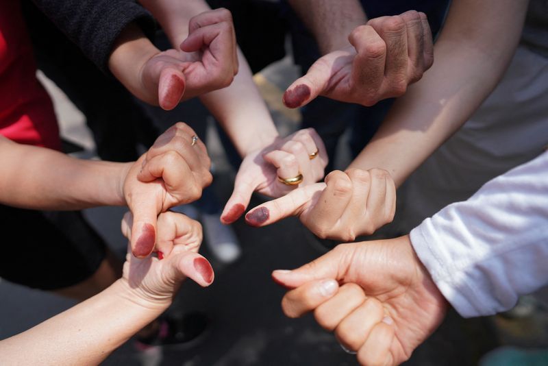 © Reuters.  People show their fingers with ink after casting their votes on general election day, in Mexico City, Mexico, June 2, 2024. REUTERS/Alexandre Meneghini