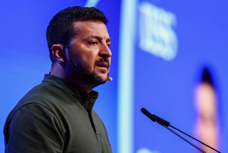 © Reuters. FILE PHOTO: Ukrainian President Volodymyr Zelenskiy speaks at the Shangri-La Dialogue in Singapore, June 2, 2024. REUTERS/Edgar Su/File Photo