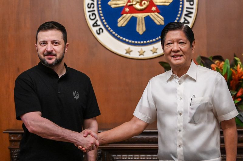 ©Reuters. Ukrainian President Zelensky shakes hands with Philippine President Ferdinand 