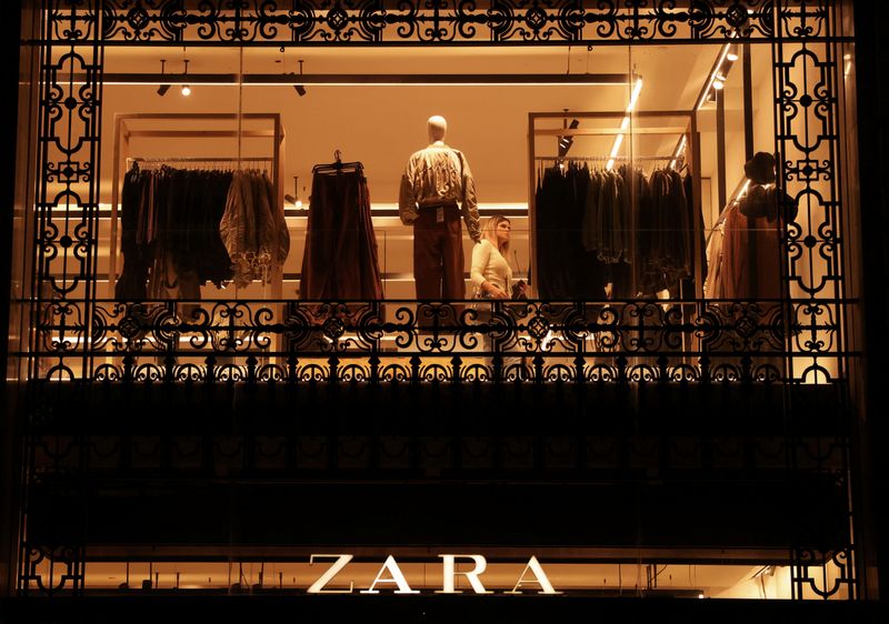 © Reuters. A customer looks at clothes at a Zara store in Barcelona, Spain October 28, 2022. REUTERS/Nacho Doce/File Photo