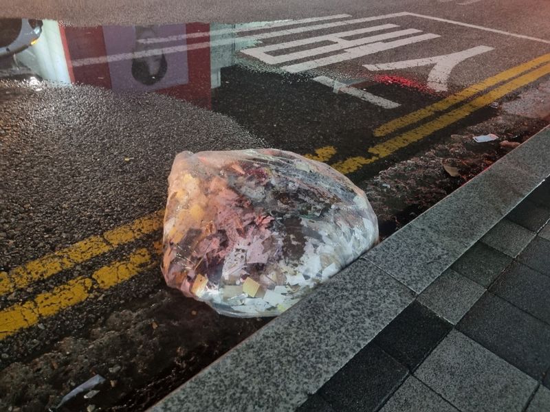 © Reuters. FILE PHOTO: A plastic bag carrying various objects including what appeared to be trash that crossed inter-Korean border with a balloon believed to have been sent by North Korea, is pictured in Seoul, in this picture provided and released by the Defense Ministry, June 2, 2024.  The Defense Ministry/Handout via REUTERS/File Photo