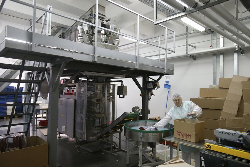 &copy; Reuters. FILE PHOTO: An employee works at a Roshen Confectionery Corporation plant in Lipetsk March 28, 2014. REUTERS/Artur Bainozarov/File photo