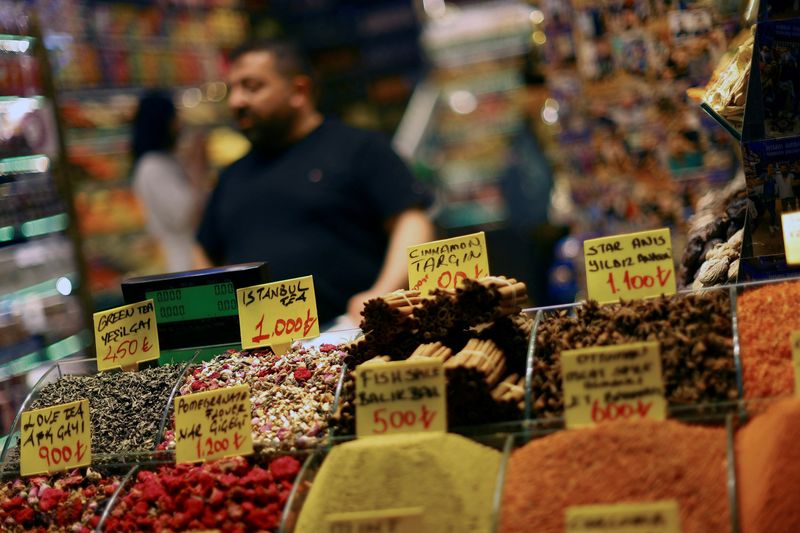 &copy; Reuters. FILE PHOTO: A view of produce for sale at a store in Istanbul, Turkey, May 29, 2023. REUTERS/Hannah McKay/File Photo