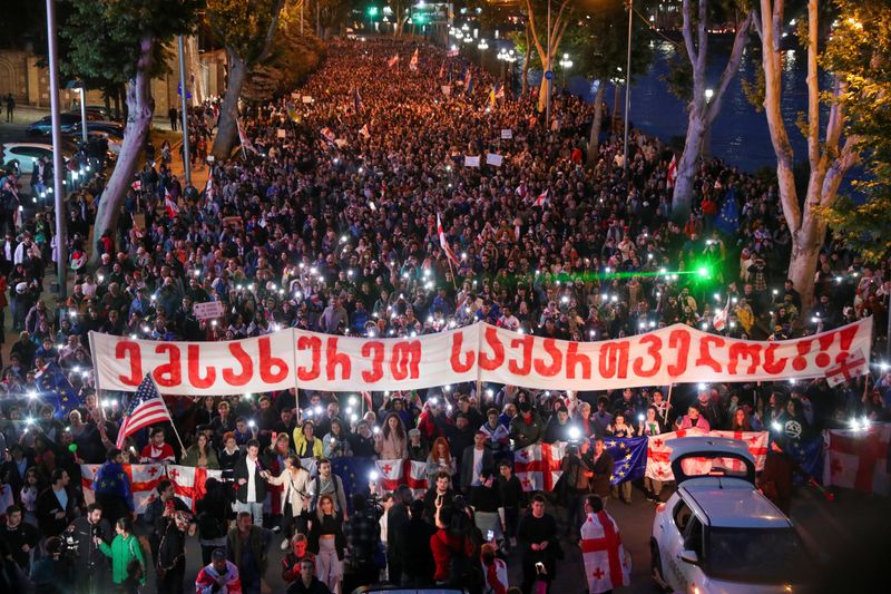 © Reuters. FILE PHOTO: Demonstrators take part in a procession to protest against a bill on 