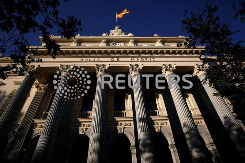&copy; Reuters. Una bandiera spagnola sventola sopra la Borsa di Madrid, Spagna, 1 giugno 2016. REUTERS/Juan Medinan