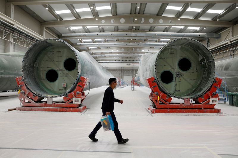 &copy; Reuters. Operai costruiscono pale di turbine eoliche nella fabbrica di pale Nordex a Lumbier, Spagna, 18 marzo 2024. Foto REUTERS/Vincent West/Filen