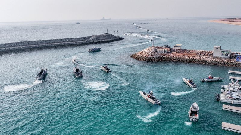 © Reuters. FILE PHOTO: Islamic Revolutionary Guard Corps (IRGC) Navy's speedboats move during an exercise in Abu Musa Island, in this picture obtained on August 2, 2023. IRGC/WANA (West Asia News Agency)/Handout via REUTERS/File Photo