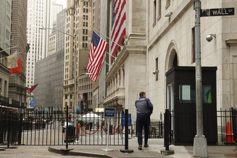 © Reuters. A trader arrives at the New York Stock Exchange (NYSE) on  Wall St. in New York, U.S., March 20, 2020. REUTERS/Lucas Jackson